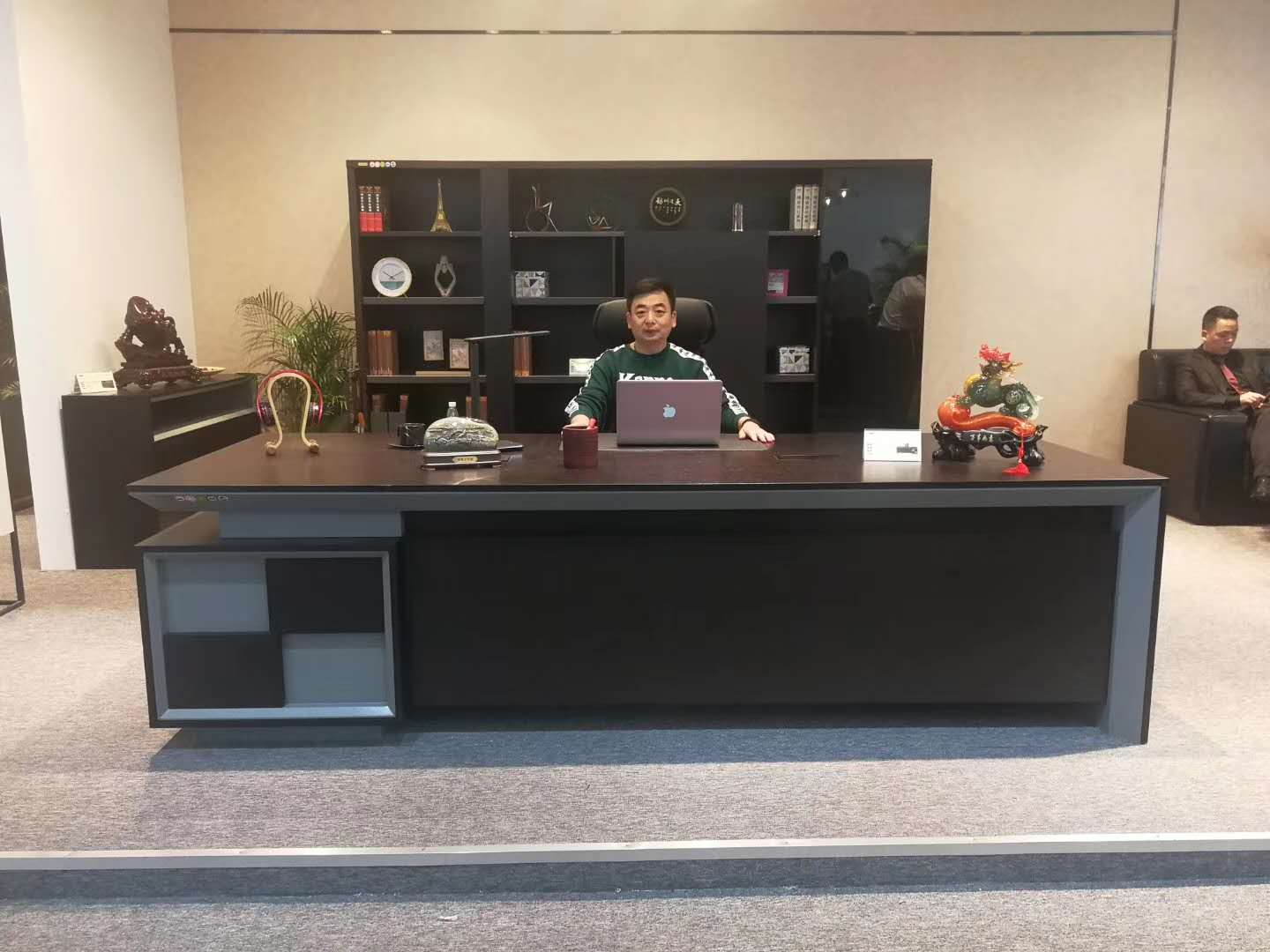 辛兆波董事長參加廣州國際家具展并簽訂大訂單，更好的服務客戶